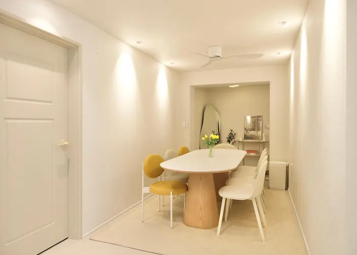 #2 Jeonpo Station House 4br, 2ba Sleeps 16 *