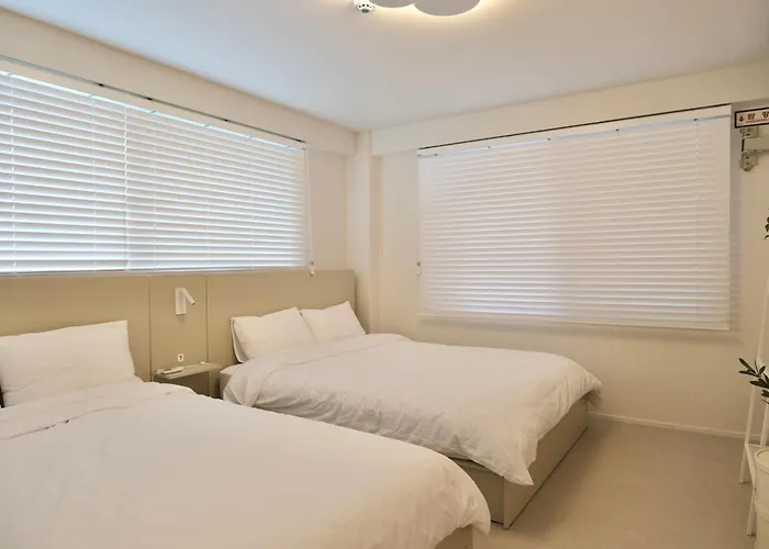 #2 Jeonpo Station House 4br, 2ba Sleeps 16 *