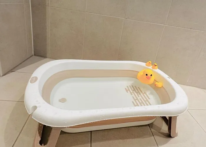 #2 Jeonpo Station House 4br, 2ba Sleeps 16 *