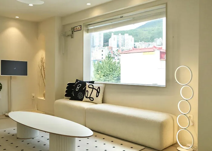 #2 Jeonpo Station House 4br, 2ba Sleeps 16 * Busan