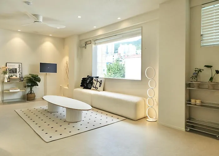 #2 Jeonpo Station House 4br, 2ba Sleeps 16 * Busan