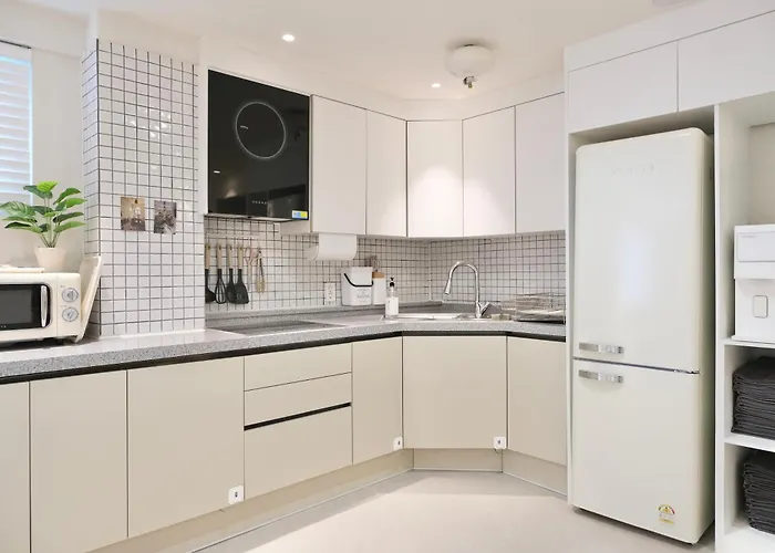 #2 Jeonpo Station House 4br, 2ba Sleeps 16 *
