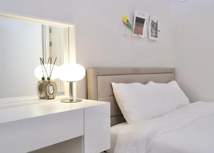 #2 Jeonpo Station House 4br, 2ba Sleeps 16