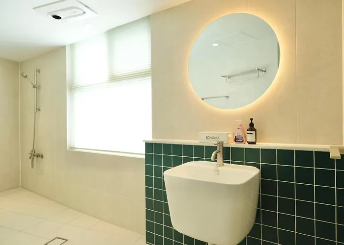 #2 Jeonpo Station House 4br, 2ba Sleeps 16 * Busan