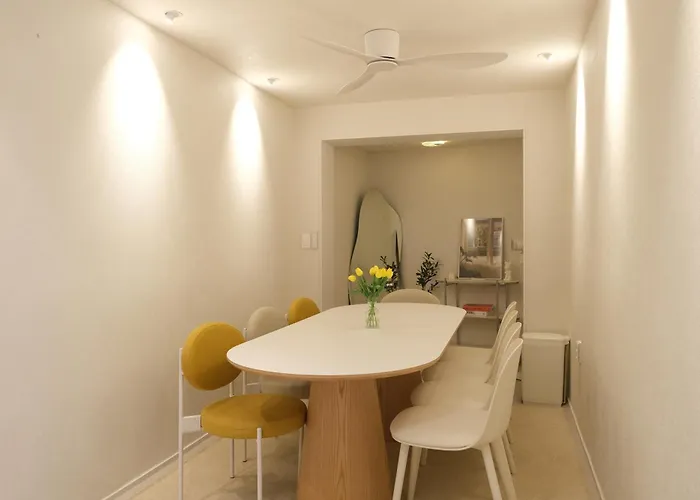 #2 Jeonpo Station House 4br, 2ba Sleeps 16 *