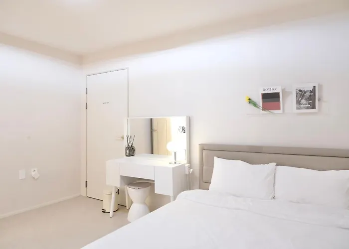 #2 Jeonpo Station House 4br, 2ba Sleeps 16 *