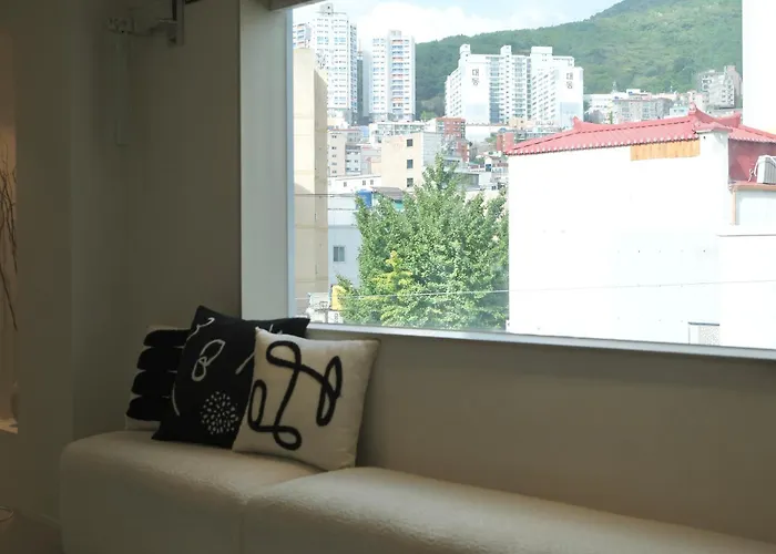 #2 Jeonpo Station House 4br, 2ba Sleeps 16 * Busan