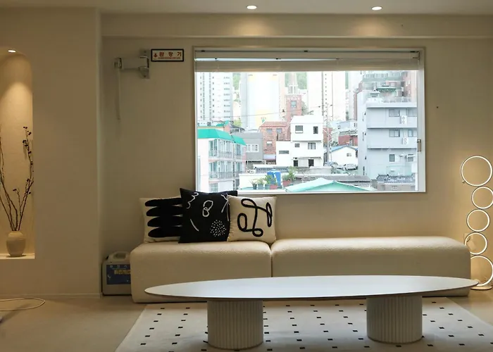 #2 Jeonpo Station House 4br, 2ba Sleeps 16 Appartement