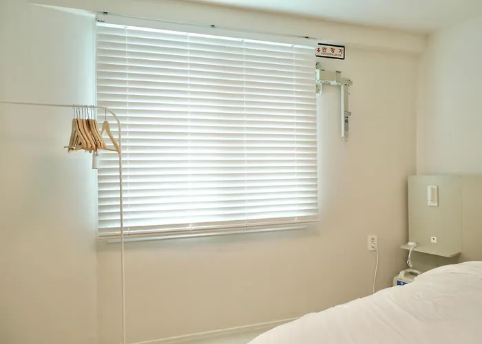 #2 Jeonpo Station House 4br, 2ba Sleeps 16
